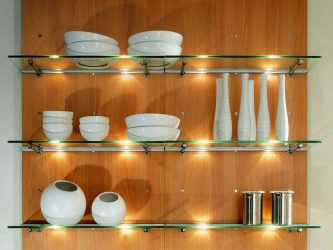 Prateleiras de vidro na sala na parede: 150+ Fotos de uso na sala de estar, na cozinha, no banheiro. Qual opção escolher?