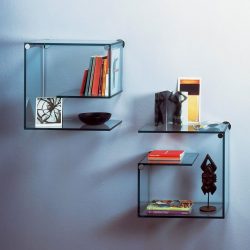 Prateleiras de vidro na sala na parede: 150+ Fotos de uso na sala de estar, na cozinha, no banheiro. Qual opção escolher?
