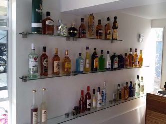 Prateleiras de vidro na sala na parede: 150+ Fotos de uso na sala de estar, na cozinha, no banheiro. Qual opção escolher?