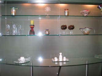 Prateleiras de vidro na sala na parede: 150+ Fotos de uso na sala de estar, na cozinha, no banheiro. Qual opção escolher?