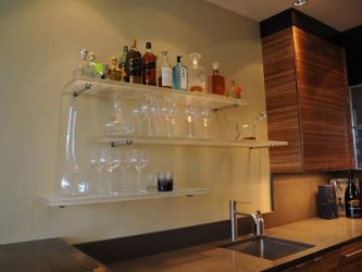 Prateleiras de vidro na sala na parede: 150+ Fotos de uso na sala de estar, na cozinha, no banheiro. Qual opção escolher?