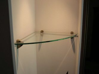 Prateleiras de vidro na sala na parede: 150+ Fotos de uso na sala de estar, na cozinha, no banheiro. Qual opção escolher?