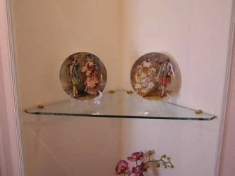 Prateleiras de vidro na sala na parede: 150+ Fotos de uso na sala de estar, na cozinha, no banheiro. Qual opção escolher?