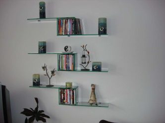 Prateleiras de vidro na sala na parede: 150+ Fotos de uso na sala de estar, na cozinha, no banheiro. Qual opção escolher?