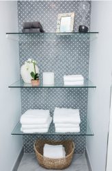 Prateleiras de vidro na sala na parede: 150+ Fotos de uso na sala de estar, na cozinha, no banheiro. Qual opção escolher?