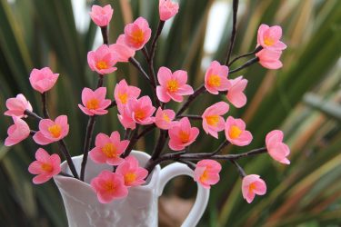 Como fazer flores de papel ondulado com doces com as próprias mãos? Master class +75 Fotos de buquês de luxo