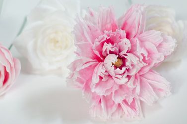 Como fazer flores de papel ondulado com doces com as próprias mãos? Master class +75 Fotos de buquês de luxo