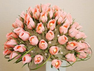 Como fazer flores de papel ondulado com doces com as próprias mãos? Master class +75 Fotos de buquês de luxo