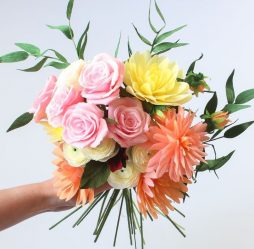 Como fazer flores de papel ondulado com doces com as próprias mãos? Master class +75 Fotos de buquês de luxo