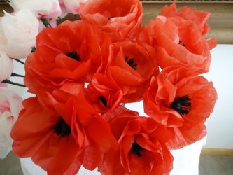 Como fazer flores de papel ondulado com doces com as próprias mãos? Master class +75 Fotos de buquês de luxo