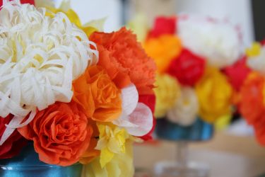 Como fazer flores de papel ondulado com doces com as próprias mãos? Master class +75 Fotos de buquês de luxo