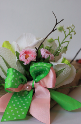 Como fazer flores de papel ondulado com doces com as próprias mãos? Master class +75 Fotos de buquês de luxo