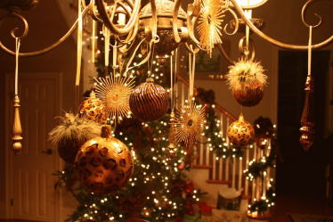 Criando um feriado ou uma decoração interessante com guirlandas: 145+ (fotos) de decoração deslumbrante, janelas, árvores de Natal, paredes. Idéias arrojadas que podem mudar seu interior. 4 master classes