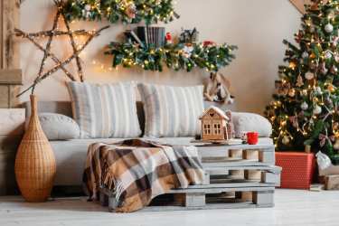 Criando um feriado ou uma decoração interessante com guirlandas: 145+ (fotos) de decoração deslumbrante, janelas, árvores de Natal, paredes. Idéias arrojadas que podem mudar seu interior. 4 master classes