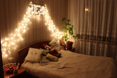 Criando um feriado ou uma decoração interessante com guirlandas: 145+ (fotos) de decoração deslumbrante, janelas, árvores de Natal, paredes. Idéias arrojadas que podem mudar seu interior. 4 master classes