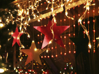 Criando um feriado ou uma decoração interessante com guirlandas: 145+ (fotos) de decoração deslumbrante, janelas, árvores de Natal, paredes. Idéias arrojadas que podem mudar seu interior. 4 master classes