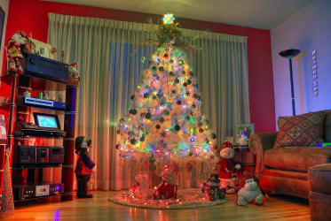 Criando um feriado ou uma decoração interessante com guirlandas: 145+ (fotos) de decoração deslumbrante, janelas, árvores de Natal, paredes. Idéias arrojadas que podem mudar seu interior. 4 master classes