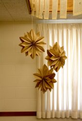 Como fazer decorações nas janelas de papel com as próprias mãos? (Mais de 150 fotos). Conhecemos o novo 2018 Year of the Dogs lindamente