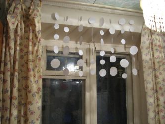 Como fazer decorações nas janelas de papel com as próprias mãos? (Mais de 150 fotos). Conhecemos o novo 2018 Year of the Dogs lindamente