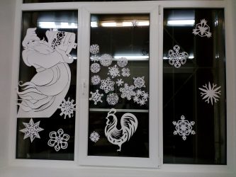 Como fazer decorações nas janelas de papel com as próprias mãos? (Mais de 150 fotos). Conhecemos o novo 2018 Year of the Dogs lindamente