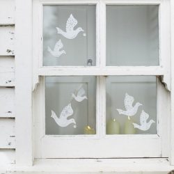 Como fazer decorações nas janelas de papel com as próprias mãos? (Mais de 150 fotos). Conhecemos o novo 2018 Year of the Dogs lindamente