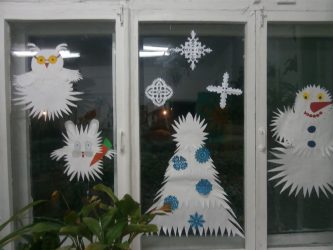 Como fazer decorações nas janelas de papel com as próprias mãos? (Mais de 150 fotos). Conhecemos o novo 2018 Year of the Dogs lindamente