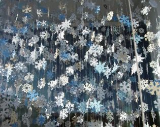 Como fazer decorações nas janelas de papel com as próprias mãos? (Mais de 150 fotos). Conhecemos o novo 2018 Year of the Dogs lindamente