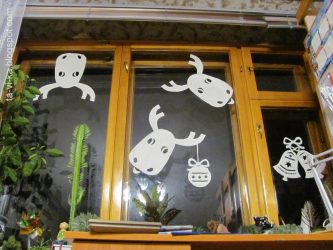 Como fazer decorações nas janelas de papel com as próprias mãos? (Mais de 150 fotos). Conhecemos o novo 2018 Year of the Dogs lindamente