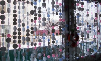 Como fazer decorações nas janelas de papel com as próprias mãos? (Mais de 150 fotos). Conhecemos o novo 2018 Year of the Dogs lindamente