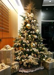 Como elegantemente e lindamente decorar a árvore de Natal para o novo 2018? Que tipo de brinquedos você precisa pegar? (Mais de 175 fotos)