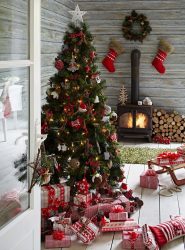 Como elegantemente e lindamente decorar a árvore de Natal para o novo 2018? Que tipo de brinquedos você precisa pegar? (Mais de 175 fotos)