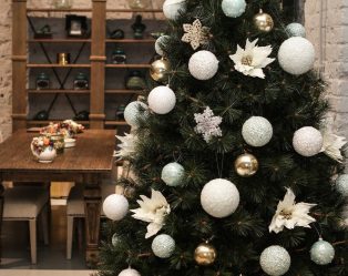 Como elegantemente e lindamente decorar a árvore de Natal para o novo 2018? Que tipo de brinquedos você precisa pegar? (Mais de 175 fotos)