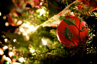 Como elegantemente e lindamente decorar a árvore de Natal para o novo 2018? Que tipo de brinquedos você precisa pegar? (Mais de 175 fotos)