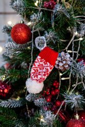 Como elegantemente e lindamente decorar a árvore de Natal para o novo 2018? Que tipo de brinquedos você precisa pegar? (Mais de 175 fotos)