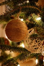 Como elegantemente e lindamente decorar a árvore de Natal para o novo 2018? Que tipo de brinquedos você precisa pegar? (Mais de 175 fotos)