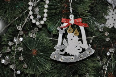 Como elegantemente e lindamente decorar a árvore de Natal para o novo 2018? Que tipo de brinquedos você precisa pegar? (Mais de 175 fotos)