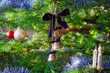 Como elegantemente e lindamente decorar a árvore de Natal para o novo 2018? Que tipo de brinquedos você precisa pegar? (Mais de 175 fotos)