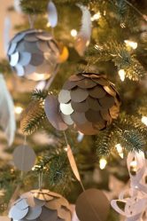 Como elegantemente e lindamente decorar a árvore de Natal para o novo 2018? Que tipo de brinquedos você precisa pegar? (Mais de 175 fotos)
