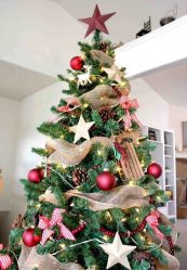 Como elegantemente e lindamente decorar a árvore de Natal para o novo 2018? Que tipo de brinquedos você precisa pegar? (Mais de 175 fotos)