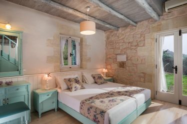 Acabamento de pedra interior (215 Foto): Segredos de um interior forte
