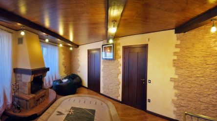 Acabamento de pedra interior (215 Foto): Segredos de um interior forte