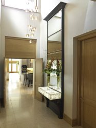 Como escolher um espelho no corredor? 235+ (Foto) Idéias de design para decoração (guarda-roupa, penteadeira, cômoda)