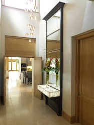 Como escolher um espelho no corredor? 235+ (Foto) Idéias de design para decoração (guarda-roupa, penteadeira, cômoda)