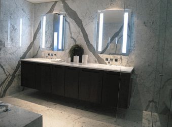 Espelho no banheiro com luzes (mais de 200 fotos): praticidade e originalidade da idéia. Escolha acessórios adicionais (tomada / relógio / aquecida)